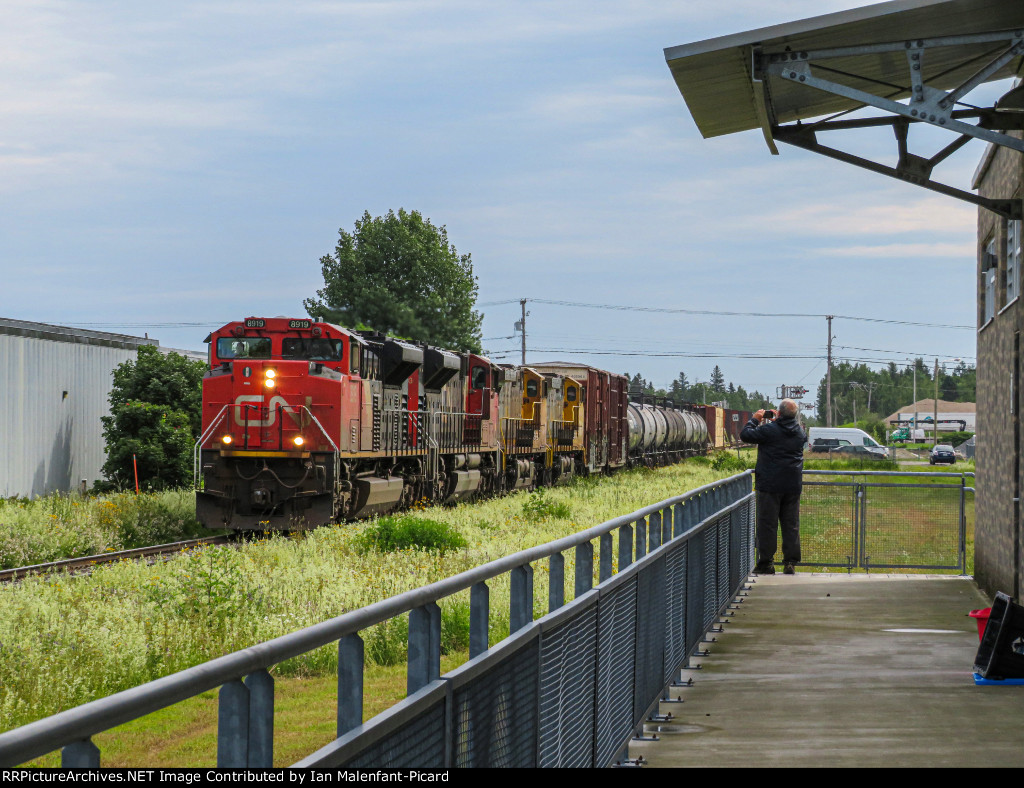 CN 8919 leads 403 with a duo of QNSL dash 9s